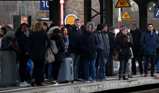 德国火车站的通勤者，有大约120万个未填补的工作岗位